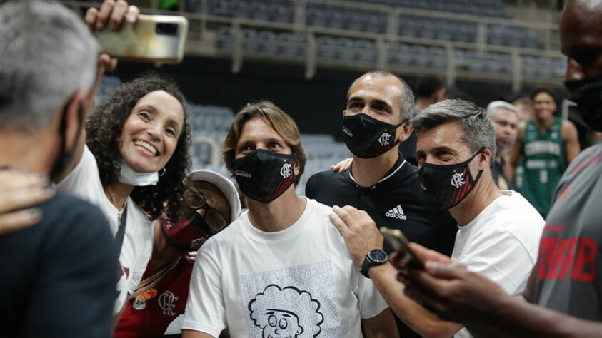 A comissão técnica do futebol do Flamengo atendeu aos pedidos de fotos de torcedores no Maracanãzinho.