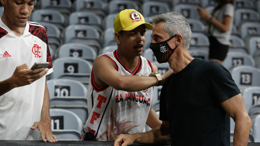 O técnico Paulo Sousa atendeu aos pedidos de fotos de torcedores no Maracanãzinho.
