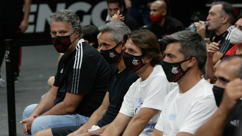 Paulo Sousa e a comissão técnica do Flamengo no Maracanãzinho, em jogo do NBB.