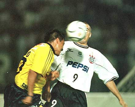 América-MEX 2 x 0 Corinthians - jogo da fase de grupos da Libertadores de 2000 - A melhor campanha, até então, do Corinthians, foi em 2000, quando chegou às semifinais. Contudo, a estreia foi com o pé esquerdo, perdendo fora de casa para o América do México