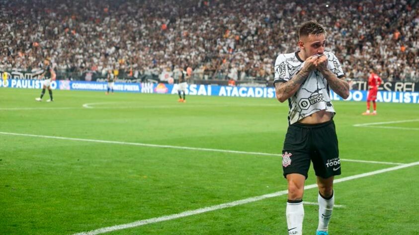 O Corinthians atropelou a Ponte Preta por 5 a 0, na noite deste sábado (12), na Neo Química Arena, em partida válida pela 11ª rodada do Campeonato Paulista. A Macaca desembolsou R$ 1 milhão ao Timão para escalar Léo Santos e Fessin, dupla que pertence ao time da capital, mas não valeu a pena. O time de Campinas segue com apenas oito pontos na competição e em situação muito delicada na briga contra o rebaixamento. Veja as notas (por Rafaela Cardoso)