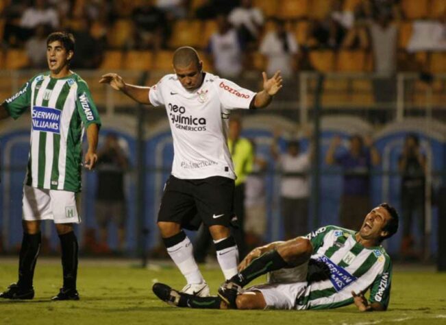 Corinthians 2 x 1 Racing-URU - jogo da fase de grupos da Libertadores de 2010 - Com dois gols de Elias, o Corinthians virou para cima do Racing, do Uruguai, e começou a Libertadores no ano do seu centenário com vitória.