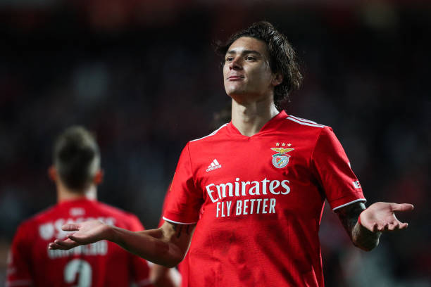 ESQUENTOU - Darwin Núñez, atacante do Benfica, é alvo de interesse de grandes clubes da Premier League e Europa para a próxima temporada, segundo o "The Athletic". O Chelsea e o Paris Saint-Germain são dois dos principais candidatos pela contratação do jovem uruguaio. No entanto, o nome da joia já foi discutida internamente no Manchester United, que não deve contar com Cavani e Martial para a campanha seguinte.