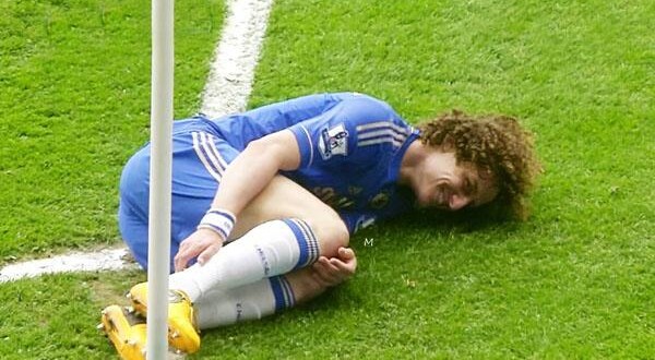 Em duelo entre Manchester United e Chelsea, David Luiz foi (de fato) atingido pelo também brasileiro Rafael e caiu no gramado se contorcendo de dor. Pura encenação! O zagueiro deu uma risadinha para câmera e ficou marcado pelo dom artístico.
