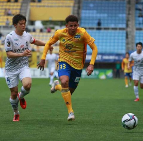 Felippe Cardoso, atacante de 23 anos, pertence ao Santos e tem contrato até Outubro de 2023. O jogador tem vínculo de empréstimo com o Vegalta Sendai (Japão) até o final do ano.