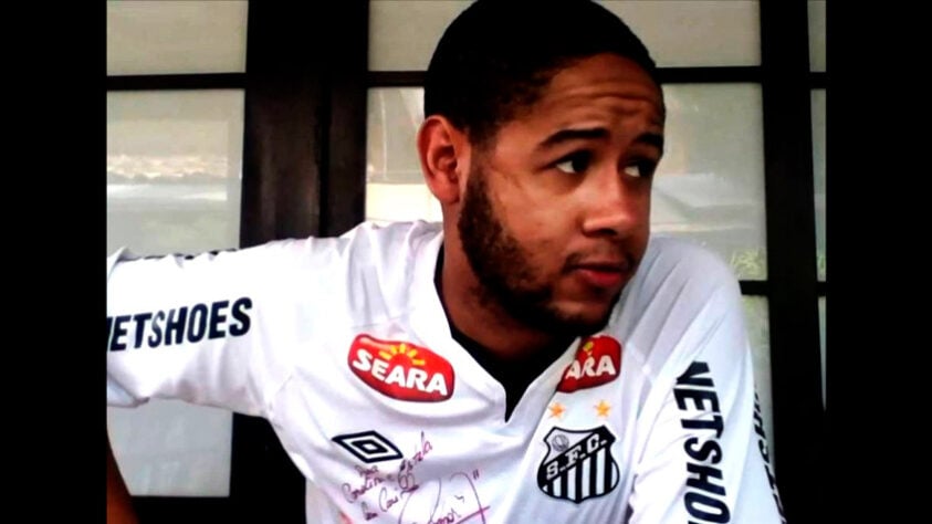 O rapper Emicida torce para a equipe do Santos
