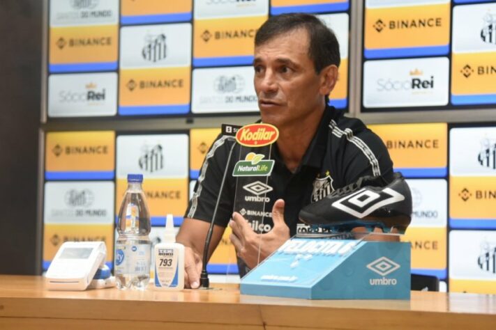 FECHADO - O novo técnico do Santos, Fabián Bustos, foi apresentado pelo clube no início da tarde desta quarta-feira. O novo comandante santista agradeceu pela recepção e prometeu trabalho duro para entregar o melhor ao Peixe e falou sobre padrão de jogo.