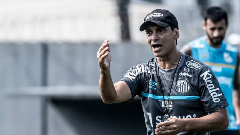 Fabián Bustos - argentino - 53 anos - passagem pelo Santos em 2022