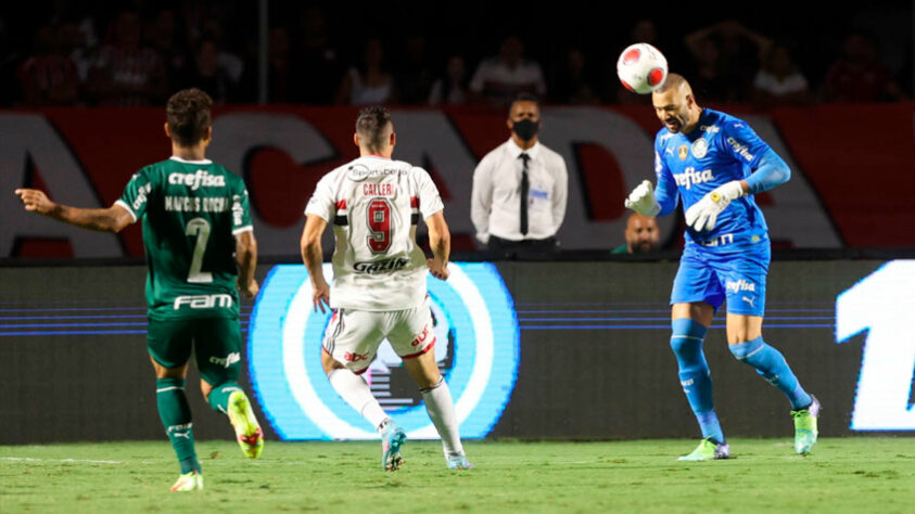 O São Paulo venceu a primeira partida válida pela final do Campeonato Paulista, contra o Palmeiras. Com um placar de 3 a 1, o Tricolor contou com o destaque de Calleri,  responsável por converter um pênalti e pelo terceiro gol da equipe também. Agora, o jogo de volta será no Allianz Parque. Confira as atuações individuais dos jogadores. (Por Izabella Giannola)