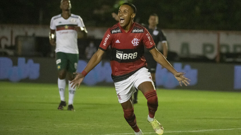 O vencedor do BBB perdeu a estreia do Flamengo na temporada, que foi oito dias após o início do BBB 22. Com o time alternativo e ainda sem o técnico português Paulo Sousa na beira do gramado, o Rubro-Negro venceu a Portuguesa por 2 a 1, com dois gols de Lázaro, pelo Campeonato Carioca.