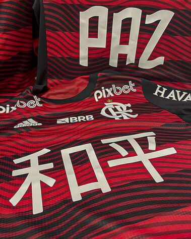 'Paz' em 15 idiomas: Flamengo divulga imagens do uniforme  que usará contra o Vasco