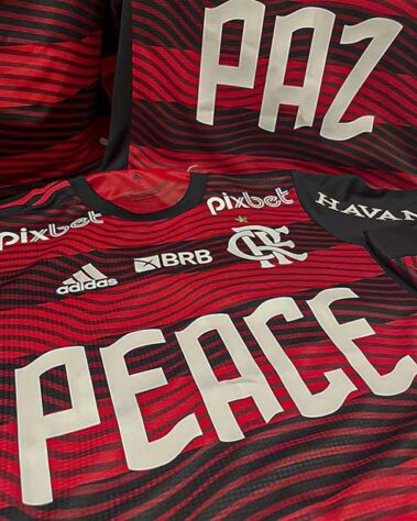 'Paz' em 15 idiomas: Flamengo divulga imagens do uniforme  que usará contra o Vasco