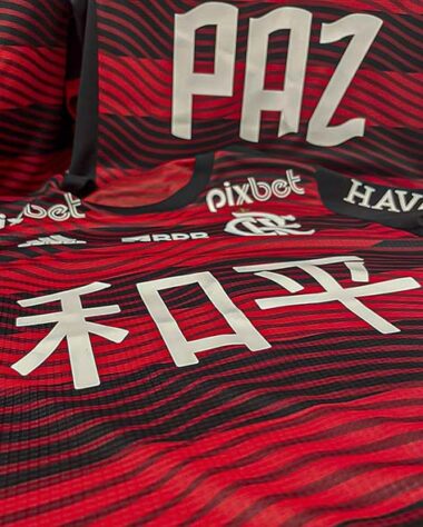 'Paz' em 15 idiomas: Flamengo divulga imagens do uniforme  que usará contra o Vasco