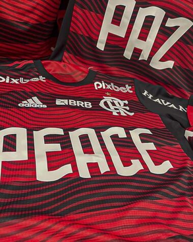 'Paz' em 15 idiomas: Flamengo divulga imagens do uniforme  que usará contra o Vasco