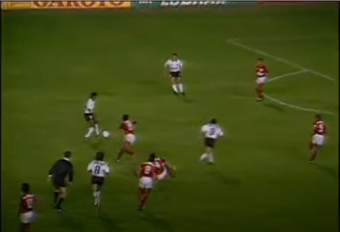 Flamengo 1 x 1 Corinthians - jogo da fase de grupos da Libertadores de 1991 - Na segunda Libertadores do Timão, mais um brasileiro caiu no grupo do Corinthians: o Flamengo. No Maracanã, as equipes empataram no primeiro jogo do alvinegro paulista naquela edição. O Corinthians avançou em terceiro lugar, mas logo foi eliminado pelo Boca Juniors.