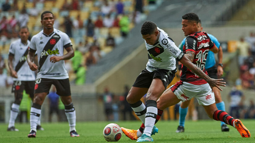 O Vasco mudou a postura e até incomodou o adversário em determinados momentos, porém voltou a perder para o Flamengo por 1 a 0, no Maracanã, e está eliminado do Campeonato Carioca. O gol da partida foi marcado por Willian Arão. Confira as notas dos jogadores vascaínos. (Por Felipe Melo - felipeeduardo@lancenet.com.br).