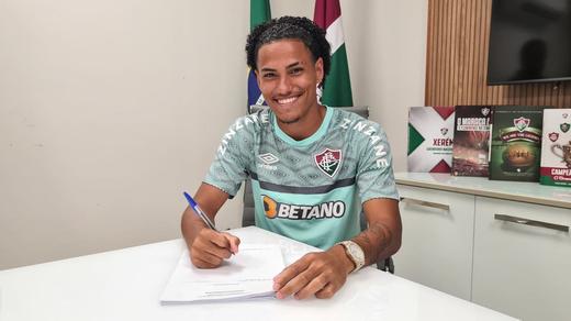 FECHADO - Nesta terça-feira, o Fluminense prolongou o contrato de Gabryel Martins por mais uma temporada. O jovem, que tinha vínculo com o clube até o fim do ano, acertou sua permanência até o final de 2023.