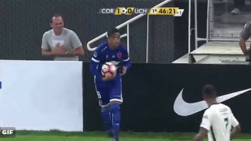 Em 2017, Corinthians e Universidad de Chile se enfrentavam pela Copa Sul-Americana quando um gandula chamou atenção ao fingir ter sido agredido no peito pelo zagueiro Jara. Porém, o defensor havia apenas tocado na mão do profissional.