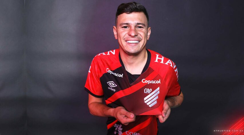 Hugo Moura, volante de 24 anos, pertence ao Flamengo até o final de 2023. O jogador está emprestado para o Athletico Paranaense até o fim de 2022.