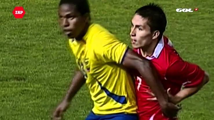 Em Chile x Equador pelo Campeonato Sul-Americano sub-20, Bryan Carrasco usou da originalidade para tentar enganar o árbitro. O chileno pegou o braço do adversário e levou ao seu próprio rosto, simulando um "soco". Histórico!