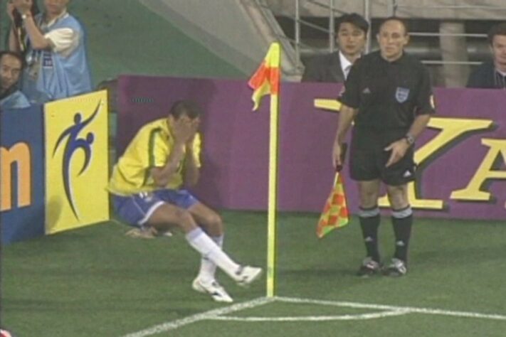 Na Copa do Mundo de 2002, Rivaldo levou uma bolada na altura da coxa e se jogou ao chão fingindo ter sido atingido no rosto.