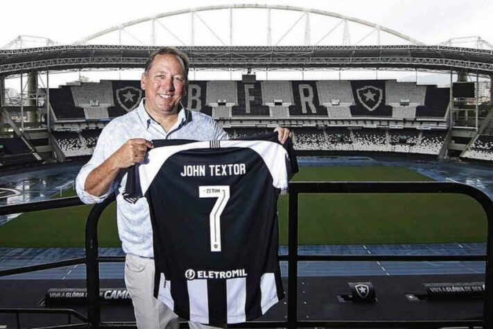 ESQUENTOU - John Textor liberou dinheiro além do estipulado para o Botafogo buscar reforços nesta janela. Os principais alvos do clube para a sequência da temporada são um lateral-direito e opções para o ataque do time. 