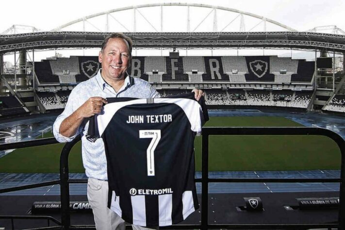 ESQUENTOU - O Botafogo planeja ser ativo no mercado da bola. O planejamento do clube, que recentemente teve o contrato definitivo da SAF assinado e passou a ter controle total do futebol por John Textor, é contratar de seis a oito jogadores ainda antes do Campeonato Brasileiro começar.