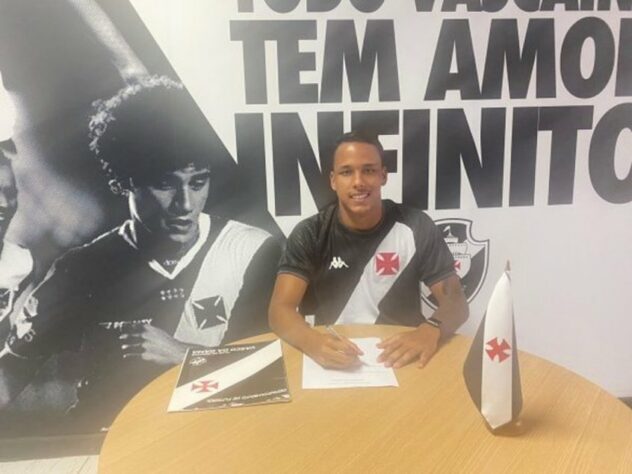 FECHADO - O Vasco acertou a extensão de contrato do lateral-esquerdo Julião, destaque das categorias de base do clube, até fevereiro de 2025. O jogador integra hoje o time sub-20.