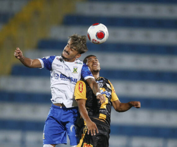 Lucas Lourenço, meio-campista de 21 anos, pertence ao Santos e tem contrato até o fim de 2024. O jogador está emprestado para o Santo André e o vínculo vai até Abril de 2022.