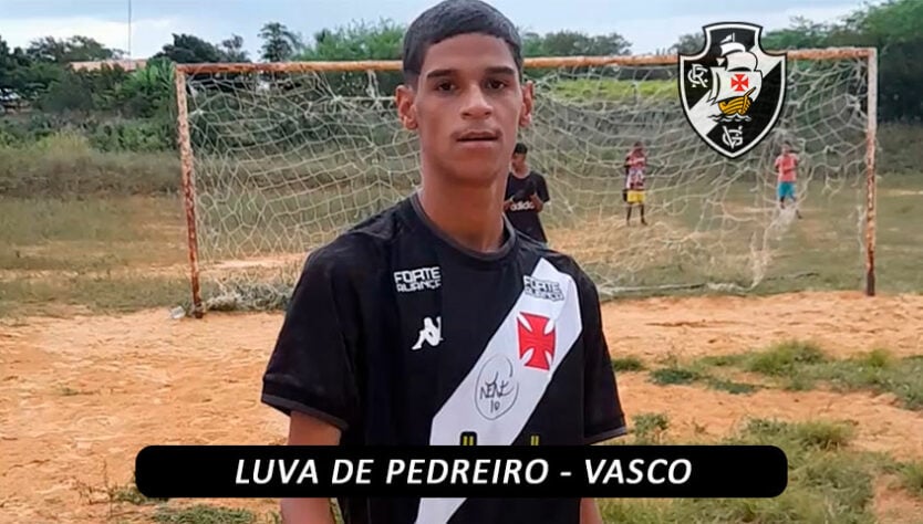 Luva de Pedreiro já gravou vídeos com a camisa do Vasco e se declarou ao clube. O influenciador já fez até parte de ações do Cruz-maltino, com aparições em São Januário.