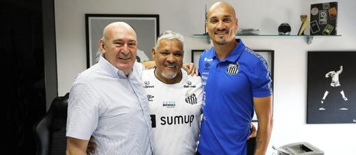 FECHADO - O Santos anunciou no início da tarde desta terça-feira a contratação do zagueiro Maicon, de 33 anos, que estava no Cruzeiro. O defensor rescindiu com o Cruzeiro assinou um contrato com o Peixe até o final de 2023. Ele comemorou o sonho de vestir a camisa santista e também revelou a emoção de atuar no clube do time do coração do pai Maurides Roque.