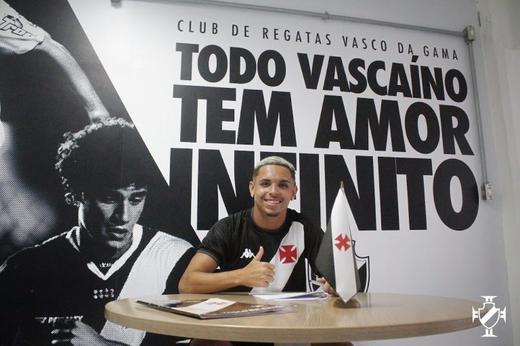 FECHADO - O Vasco assinou, nesta terça-feira, a renovação de contrato do meia Marlon Santos, do time sub-20. O vínculo anterior do jogador que faz 19 anos este mês ia até junho - ele já poderia, portanto, ter assinado pré-contrato com outro clube. O novo acordo vale até junho de 2024. Confira a nota publicada pelo site oficial do Cruz-Maltino.