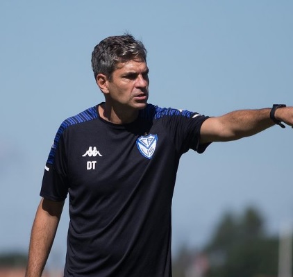 ESQUENTOU - O Santos abriu negociações com o técnico argentino Mauricio Pellegrino, de 50 anos. O Peixe realizou algumas conversas e recebeu sinal positivo do treinador, diferente de Sebastián Beccacece, que recusou o convite. Rueda gostou do que ouviu de Pellegrino e vê a experiência do treinador como importante diferencial. A informação foi incialmente publicada pelo jornalista César Luis Merlo.