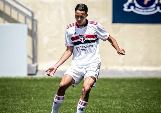 ESQUENTOU - Umas das promessas das categorias de base do São Paulo, o zagueiro Miguel Henrique recebeu sondagens do futebol português. Aos 18 anos, o jovem é tido como uma das joias do Tricolor e chegou a Cotia em 2021 após uma passagem pelo Corinthians. O empresário do atleta, Diego Alonso, confirmou o interesse dos clubes de Portugal