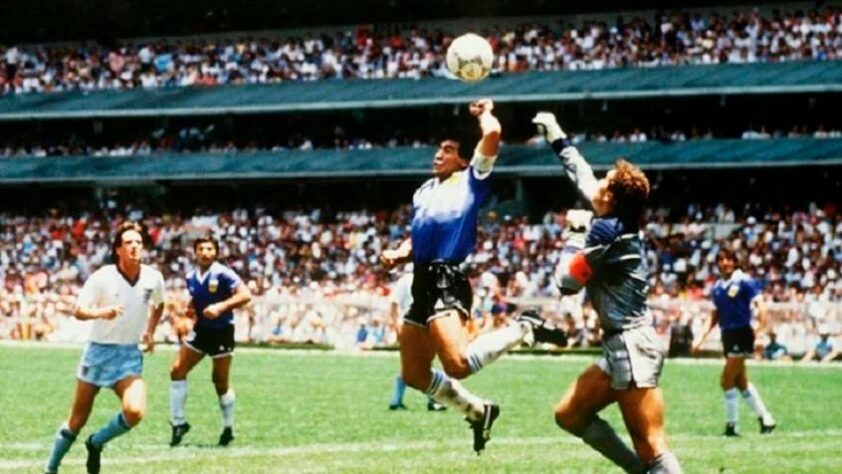 Pela Copa do Mundo de 1986, Maradona entrou para história fingindo um cabeceio contra a Inglaterra, mas finalizando ao gol com 'La mano de Dios'. O gesto irregular passou despercebido e classificou a Argentina (campeã daquele ano) para as semifinais da competição.