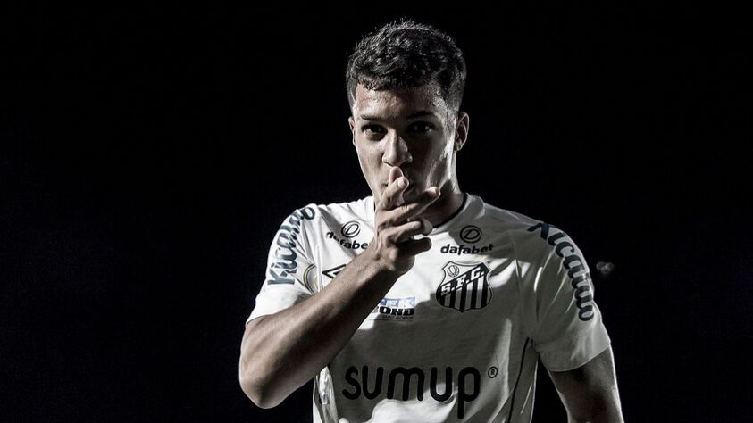 O centroavante do Santos é sondado por clubes europeus desde janeiro de 2021. Entretanto, ainda na última janela de transferências, ele descartou deixar o Peixe neste ano. Marcos Leonardo tem contrato com o clube até 2026.