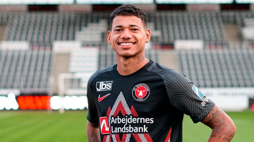 ESQUENTOU - Após acertar o retorno de Alan, o Fluminense está próximo de anunciar mais uma contratação para o ataque: Marrony, ex-Vasco e Atlético-MG. O Tricolor já tinha acordo com o jogador e resolveu, nos últimos dias, os entraves finais com o Midtjylland, da Dinamarca.