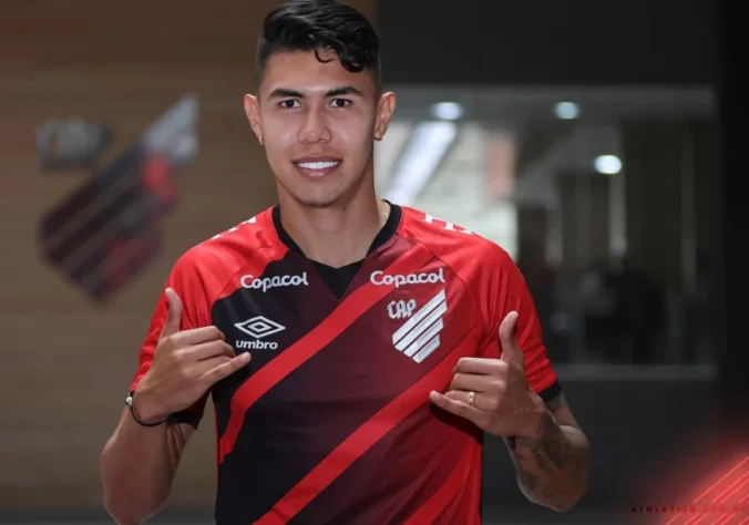 Nicolás Hernández - Idade: 25 anos - Posição: zagueiro - Clube: Athletico-PR / Contrato até: junho de 2024