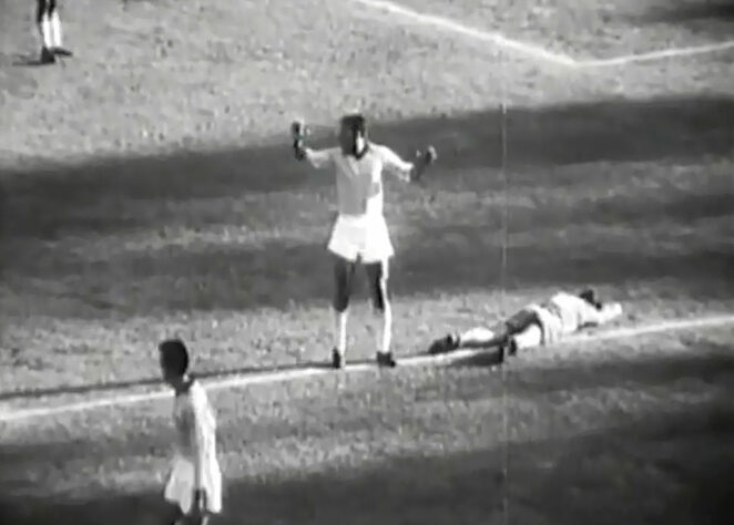 Em 1962, na Copa do Mundo realizada no Chile, Nilton Santos derrubou o espanhol Collar dentro da área. Porém, o jogador brasileiro deu dois passinhos para fora da grande área, fazendo com que o árbitro marcasse apenas falta. Atuação digna de Oscar.
