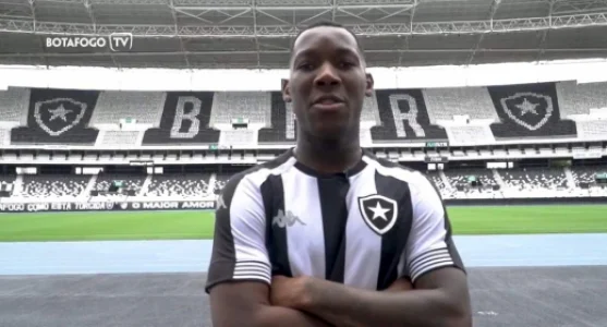 FECHADO - Patrick de Paula foi apresentado nesta sexta-feira como reforço do Botafogo. O jogador afirmou que espera "dar muitas alegrias ao torcedor".