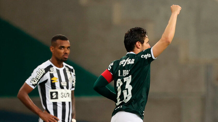 Na noite deste domingo (13), o Palmeiras disputou o segundo clássico consecutivo e venceu o Santos por 1 a 0, no Allianz Parque, em duelo válido pela décima primeira rodada do Paulistão. Raphael Veiga foi o autor do gol da vitória do Verdão, de pênalti, e se destacou. Confira todas as atuações. (por Julia Mazarin)