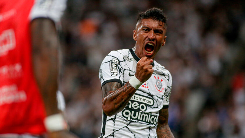 Paulinho (meia) - 12 Majestosos pelo Corinthians - cinco vitórias, dois empates e cinco derrotas.