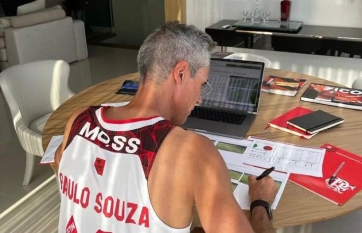 Não são só jogadores! Paulo Sousa, ex-técnico do Flamengo, foi presenteado com uma camisa de basquete do rubro-negro em que trocaram o "S" pelo "Z", ficando Paulo Souza.