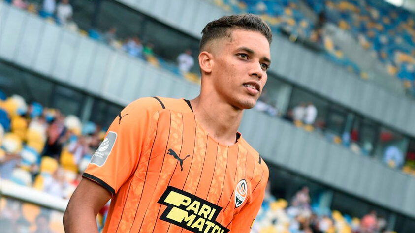 ESFRIOU - A possibilidade de atuar na Premier League pode fazer com que Pedrinho não retorne ao Corinthians neste ano. O Wolverhampton, da Inglaterra, equipe que disputa a elite do futebol na terra da Rainha, fez contato com representantes do atacante revelado pelo Timão. A investida balançou todo o estafe do atleta.