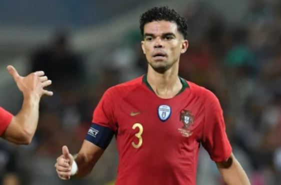 Pepe: Formado nas categorias de base do Corinthians Alagoano, o zagueiro foi mais um que chegou cedo em Portugal e se estabeleceu durante muitos anos no país, jogando pelo Marítimo e Porto, obteve a cidadania portuguesa em 2007. Pepe chegou ao Real Madrid no mesmo ano e atuou no clube merengue por 10 temporadas, futuramente tornou-se companheiro de seleção e clube de Cristiano Ronaldo, ambos venceram a Eurocopa de 2016.