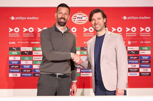 FECHADO - O PSV Eindhoven, da Holanda, anunciou nesta quarta-feira que o ex-jogador Ruud van Nistelrooy será o treinador da equipe na próxima temporada. Aos 45 anos, ele chega para substituir Roger Schmidt, alemão que está deixando o clube. O contrato com o antigo goleador será até junho de 2025.