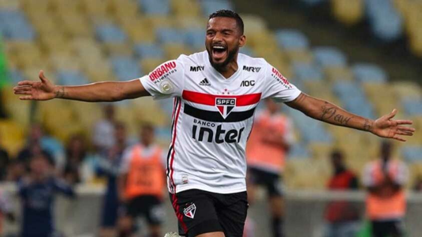 Reinaldo - lateral esquerdo: do São Paulo para o Fluminense / O lateral, que já trabalhou com Fernando Diniz no São Paulo entre 2019 e 2021, tem vínculo com o clube paulista só até o fim do ano. Com a possibilidade da liberação sem custos, o Fluminense monitora a situação do jogador, mas só deve avançar no mercado ao término do Brasileirão.