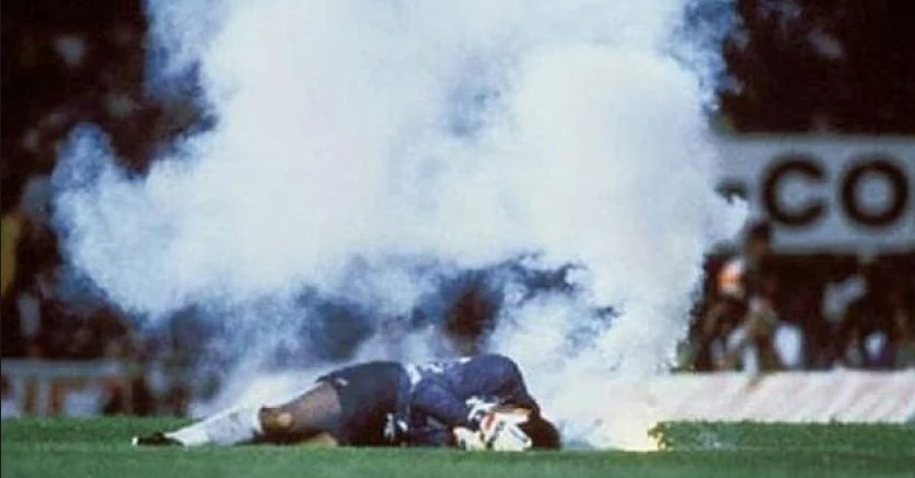 Em duelo decisivo pelas Eliminatórias para a Copa do Mundo de 1990, o goleiro chileno Roberto Rojas fingiu ter sido atingido por um rojão no Maracanã. A encenação ganhou grandes proporções, com o goleiro se cortando propositalmente com uma lâmina de barbear que carregava dentro de uma das luvas. O Chile acabou ficando fora da Copa de 90, foi impedido de disputar as Eliminatórias seguinte e Rojas foi suspenso do futebol.