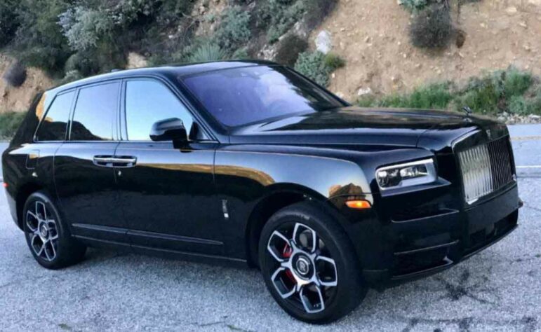 O Rolls-Royce Cullinan é um veículo extremamente luxuoso. O craque Memphis Depay tem um na sua coleção.