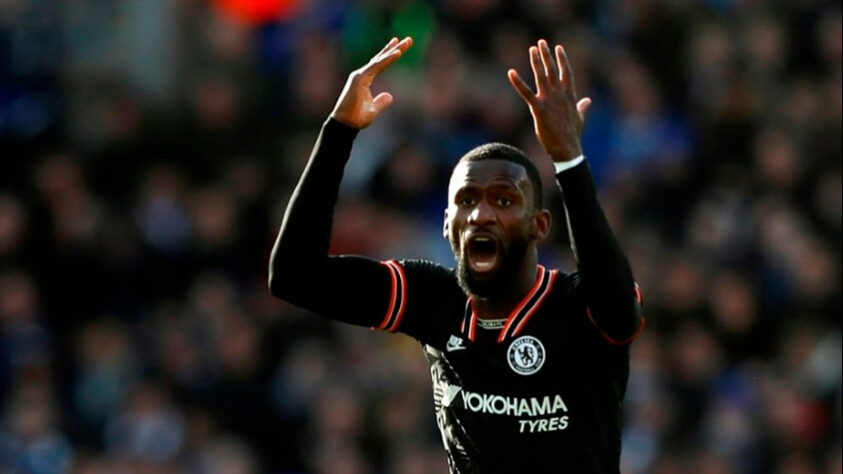 ESFRIOU - Mesmo com Rüdiger deixando o Chelsea e o Manchester United pensando uma reformulação para a próxima temporada, o negócio envolvendo os dois não deve avançar, segundo o jornalista Fabrizio Romano.